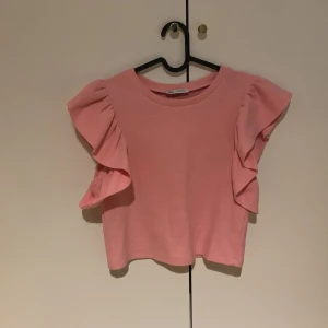 Zara Topp - En fin rosa volang topp från Zara, vanligtvis sitter zaras storlekar lite litet men denna sitter som en S utmärkt💞 köparen står för frakt 