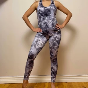 Träningssät S/M - Använd 2 gånger. Jätte bekvämt och fin. Köpte i stadium outlet. Thights är M storlek och t-shirt S. Elastisk set och passar bra för M storlek. Dem passade inte mina skor så slutade jag att använda setet.