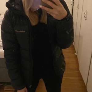 Peak jacka - En jacka köpt här på plick men i väldigt bra skick! 