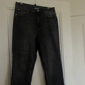 Gråa jeans - Gråa jeans från ginatricot. Använda 1-2 gånger så i bra skick. Momjeans modell. Skulle passa en med storlek 40 också men då lite overzize passform!!🫶🏻  Frakten står köparen för. Betalning via swish före eller vid tillfälle när varas skickas. 