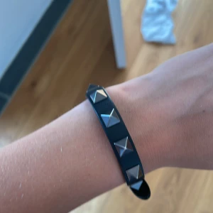 Valentino Armband  - Hej jag vill sälja mitt cola valentino armband som är svart. Armbandet är typ  helt nytt men ångrade mig så vill sälja de till nån som har användning för de.  Box och allt följer med, dm för fler bilder 