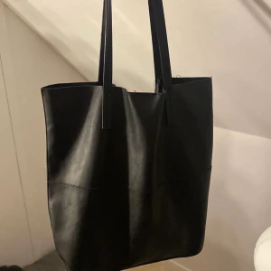 Rymlig Väska  - Stor och rymlig väska från ginatricot, den är perfekt att ha till skolan då man får plats med mycket saker i den, den är i använt skick och har lite lösa trådar som hänger men som är lätt att klippa bort🤍