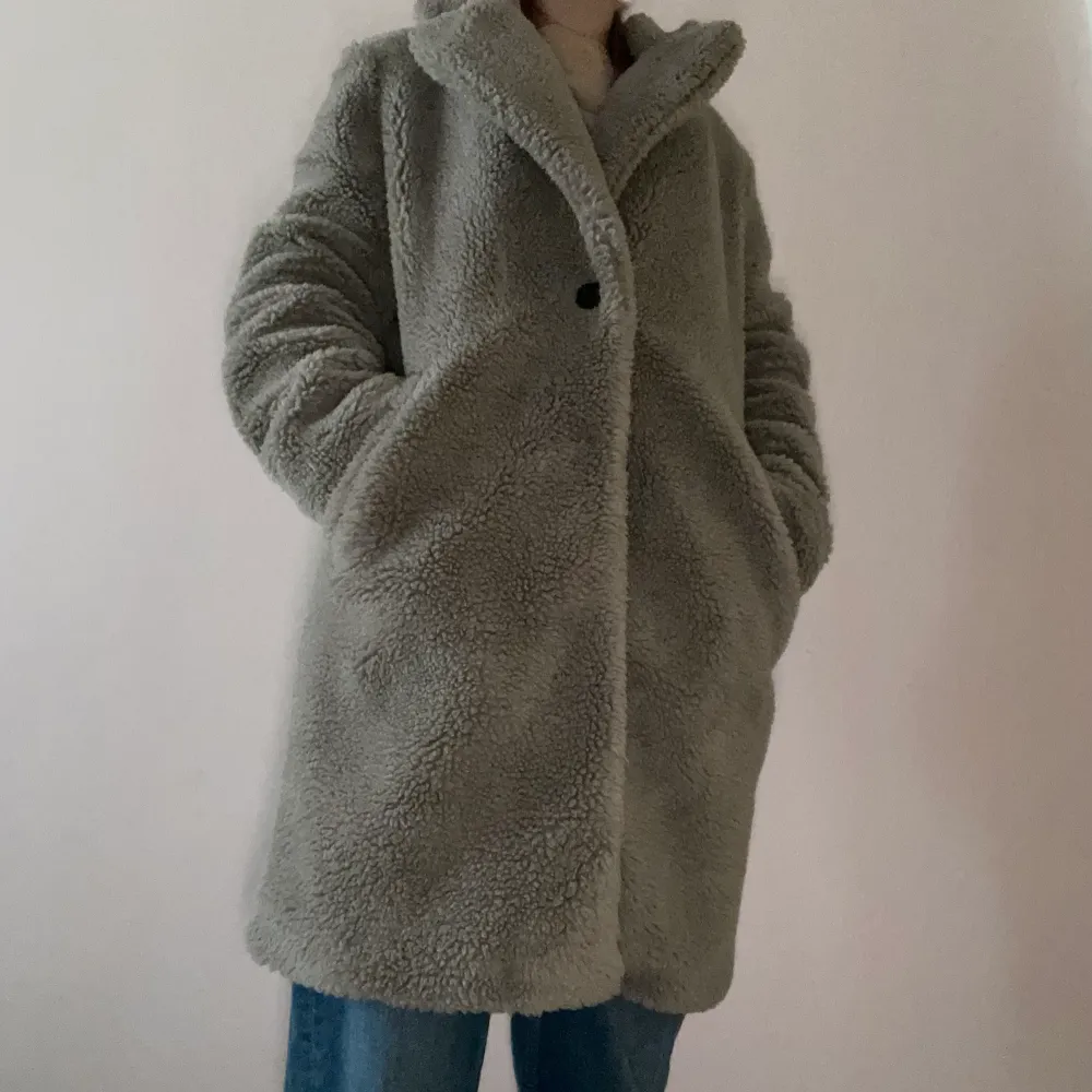 Zara teddy coat slutar vid under rumpan, varm och använd 1-2 gånger. Köp för 1300kr.. Jackor.