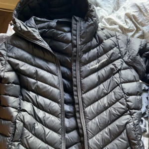Peak performance jacka som ny  - Köpt 2019 och har inga defekter alls, inte använt på kanske 2 år så har ingen användning för den mer. Den är som ny. Köpt för 2799 men säljs för 1800