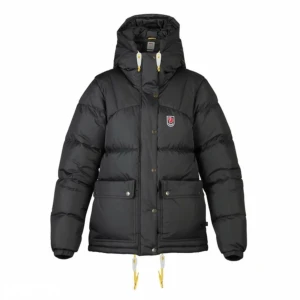 Fjällräven jacka  - Säljer nu min snygga fjällräven jacka!💓Jackan är nyligen kemtvättad💓nypris: 6999kr❤️‍🔥det finns 4 små lagningar/defekter på jackan💕den är givetvis äkta🤍 jackan är i storlek XS men sitter väldigt oversized🫶🏼💓 Skriv till mig för frågor eller fler bilder!🤍Buda❗️