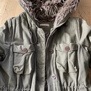 Odd Molly jacka (höst/vinter) - Retrojacka från Odd Molly. Välbehållen i fint skick. Stl 3 (38-40)