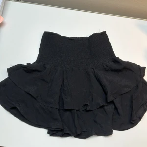 Svart volangkjol  - Säljer denna volangkjolen❤️ aldrig använd!