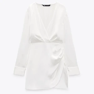 Satin omlottklänning - Jätte fin klänning satin klänning! Aldrig använd då jag beställde fel storlek, lappen är fortfarande kvar på. Har en exakt likadan i rätt storlek och de är min absoluta favorit klänning! 💕 