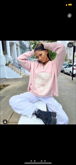 Heaven Can Wait Skyfall Pink Knit - Nypris ligger på 1000kr och va ett drop den går alltså ej få tag på längre. Helt oanvänd ligger fortfarande i plastpåse. Denna är 100% äkta köpt från heaven can wait själva. Deras kläder är oversize och bra kvalite. Pris kan diskuteras vid snabb affär 