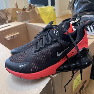 Nike 270 - Oanvända Nike 270 Storlek 39  Finns i ett djur och rökfritt hem 