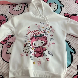 Hello kitty hoodie - Säljer pga att jag inte använder den längre. Helt nytt skick. Är du intresserad/vill ha fler bilder/har frågor så kontakta mig. 