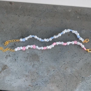 Pärlade armband💕 - Säljer 2 pärlade blommiga armband för 25kr st. Dem passar perfekt till sommaren, och har en förlängningskedja så man kan göra armbandet längre/kortare🤩