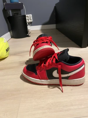 Jordan 1 Low  - Ett par jätte fina Jordan 1 Low red/black. Skick 7/10. Lite creasade men märks inte, passar perfekt inför våren och sommaren . Dm vid intresse och fler bilder. Följer tyvärr inte med någon låda då jag kastade den. 