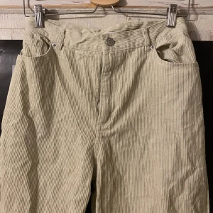 Manchester  - Manchesterbyxor jag har sytt upp och sytt in i midjan. Passar 165 och kortare, midjan är ungefär 70 cm. Ljusgrön färg och suuuperifna till våren. Står strl 38 i dem men eftersom jag sytt om dem skulle jag säga 36 