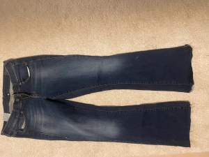 Snygga true religion liknande jeans. Säljer p.g.a. Fel storlek. Aldrig använda💕