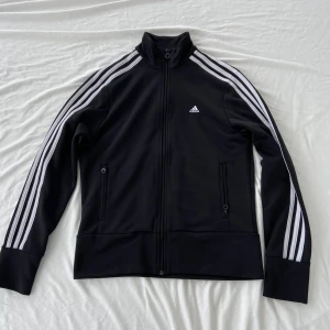 Adidas zip up  - Kattig Adidas zip tröja. Mycket bra skick, bara lite nopprig på insidan. Storlek på lappen UK 16, skulle säga typ M? Köps via Swish eller köp nu 💋