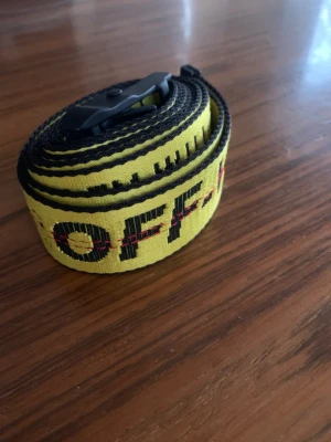 Off white bälte - Säljer äkta off white bälte, köpt för 1800kr och jag har kvitto, har du frågor om det eller vill ha fler bilde är det bara att fråga,  Obs, skriv bara om du är intresserad av att köpa, använt 5 gånger, nästa helt nytt!