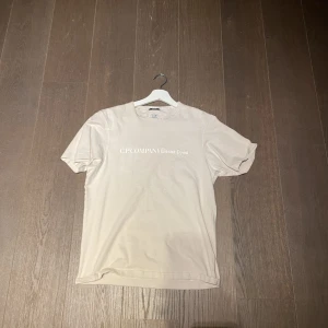 Cp company t shirt  - Fin sommar färg på en sparsamt använd t shirt  Skick 10/10 Köpt på nk i Göteborg 