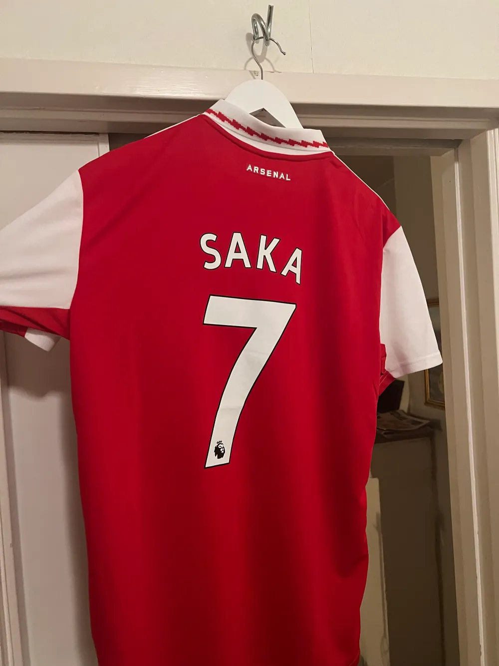 Bukayo Saka Fotbollströja för Arsenal. Helt ny med tagen kvar.   Storlek L   Skicka ett meddelande vid fler frågor/bilder :). T-shirts.