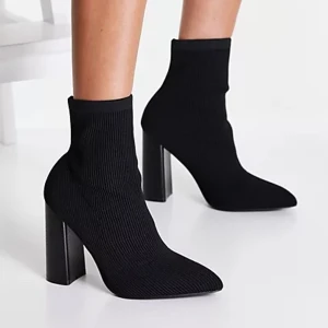 Public desire loyal - Säljer dessa nya public desire sockboots som är ”ribbade” med spetsig tå och hög klack. Superfina men inte kommit till användning mer än 2 gånger. Fler bilder kan skickas vid efterfrågan. Mvh 