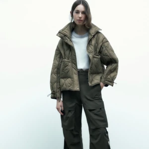 Vår jacka - Säljer denna vårjacka från Zara. I princip helt ny och därmed jättebra skick. Nypriset är 700 kr. Kan även tänka mig att byta den mot en annan jacka:)