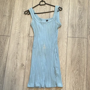 Klänning - Har en fläck på magen