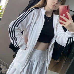 Adidas windbreaker - En vit Adidas windbreaker jacka köpt second hand! Är i superbra skick💕är storlek S men är super oversized! Skulle lätt funka som M eller även L.