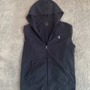 Polo ralph lauren - Skick 9/10 använd ca 10 gånger och är i ett mycket bra skick. Stl M