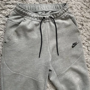 Nike tech - Säljer Nike Tech byxor i storlek xs. Dm för mer info!