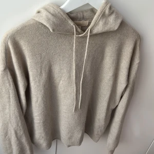 Kashmirhoodie - En beige kashmirhoodie från H&M. Storlek S, använd ett få antal gånger. 
