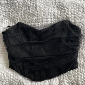Korset - Säljer denna korset aktiga toppen från Zara då den är för liten. (Har ingen bild med den på)