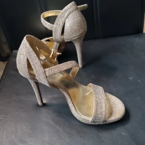 Michel kors skor - Snygga Michel kors i storlek 5. Använda men i väldigt bra skick👌 