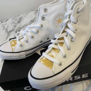 CONVERSE SKOR - HELT NYA OCH EJ ANVÄNDA CONVERSE‼️‼️❤️‍🔥❤️‍🔥❤️‍🔥 Modellen är ”Chuck Taylor” och är i en vit färg med lite pastellgula detaljer! Superfint till ett par jeans och perfekt till vår och sommar!🥰NYPRIS 1000 kr