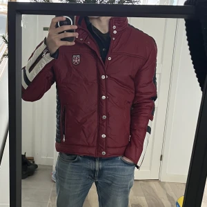 Dolce & Gabbana jacka - Dolce&Gabbana jacka från tidigt 2000 talet, har fortfarande fint skick då den är måttligt använd. Går att ta ut regnluva i facket vid nacken. 