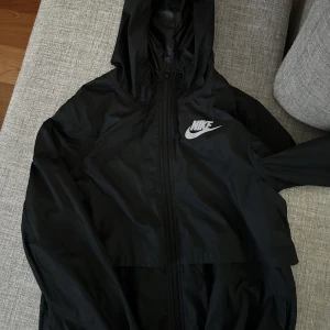 Nike jacka - Tunn Nike jacka. Använd Max 2-3 gånger. Storlek XS men passar även S. Pris går att diskutera 