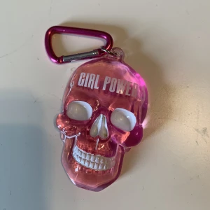 Nyckelknippa  - Rosa nyckelknippa med texten girl power som ser ut som en dödskalle! Frakt tillkommer 