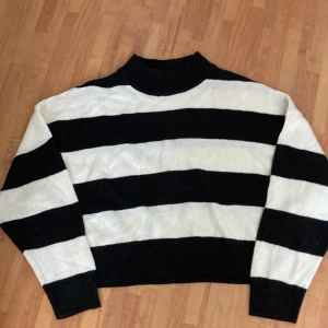 stickad tröja - den är storlek L så den blir cropped om man är längre än mig som brukar ha xs/s men tog större för ville inte ha den cropped, köptes för 149kr för mer än ett år sen. jag är 161 och den är stor där armarna börjar💓 man köper genom ”köp nu” men skriv innan🤍