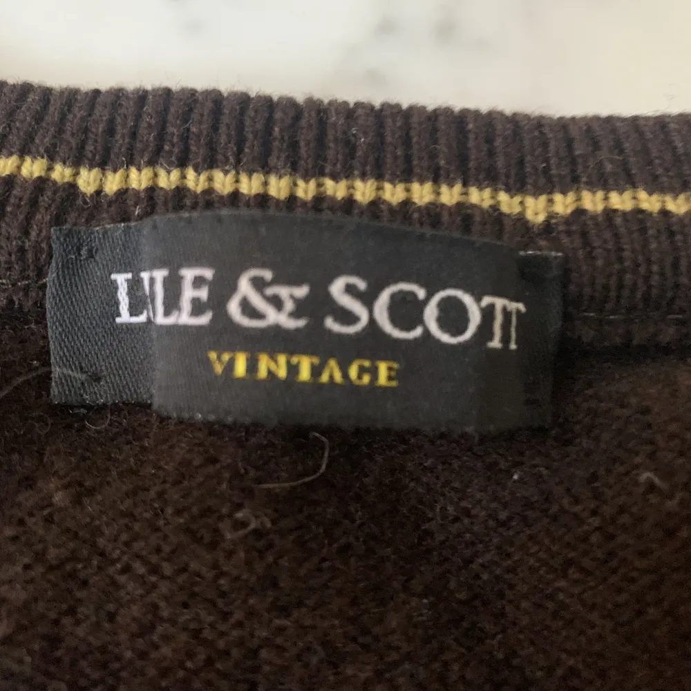 Stickad Lyle scott tröja säljer då den är för liten för mig skick 8/10. Stickat.