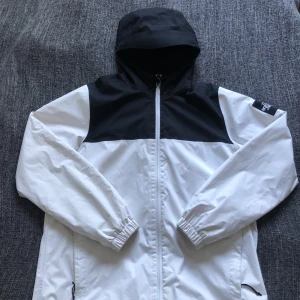 North Face jacka - Säljer nu denna riktigt snygga North Face vindjackan. Riktigt bra skick förutom några skuffs på ärmen (se bild 3) Nypris 1300, mitt pris 500. Storlek L. Hör av dig med frågor om du har några!