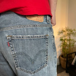 Levis jeans w36 L32 - Levis 559 w36l32 Målarfläckar  Klippta  Modell 195cm Skriv dm för frågor och bilder