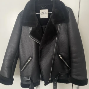Zara bikerjacket - Bikerskinnjacka från zara Fint skick dock har jag råkat fastna i en av skärpets loopar (se bild 3) så den gick sönder, men det är inget som synd