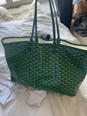 Grön goyard väska  - Säljer nu min fina goyard då jag överancänt den. Den är i väldigt bra skick och passar till allt. Sjukt snygg men har tröttnat på färgen 💓