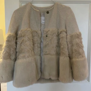 Vår jacka  - Intressekoll på denna sjukt fina vårjackan🥰 vill se hur många som är intresserade och vad ni kan köpa jackan för 💕vill ha över 250kr för jackan 