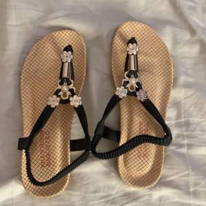 Fina sommriga sandaler med en fin detalj som är köpta utomlands. Jätte najs att ha dem när man ska utomlands till exempel, eller att ha på stranden. Skaver ej mellan tårna och mjuk sula. 