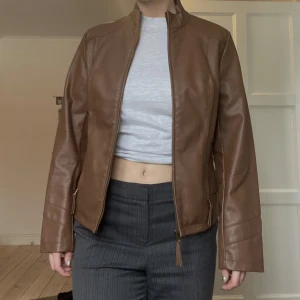 Skinnjacka brun - Brun skinnjacka i storlek M/L. Långa ärmar. Inga defekter. Fodrad. Äkta läder