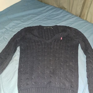 Stickad tröja från Ralph Lauren - En jätte fin stickad tröja från ralph lauren som är köpt för 1395💕 aldrig använd. Skriv om du har några funderingar elelr vill ha fler bilder💕💕