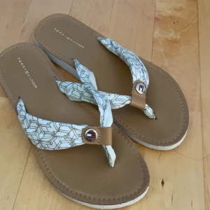 Tommy hilfiger sandaler! - Säljer mina Tommy hilfiger sandaler, jätte fina verkligen! Använda några enstakade gånger! Köpt förra sommaren men kommer tyvärr inte till användning! Jätte smidiga och sköna inför sommaren! Ny pris 500kr! Priset går att diskutera! Låda och allt finns🥺💕⚡️