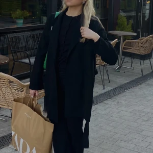 Kappa från zara🤍 - Säljer denna svarta tunna kapp från zara, som är svart! I storlek S🤍supersnygg till vår