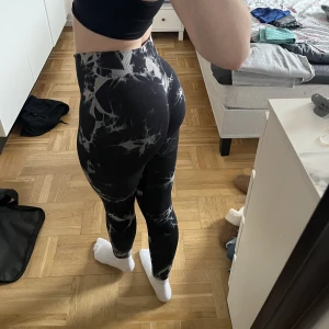 Tights från shein - Säljer ett par svarta tights från shein i storlek xs. Världens skönaste material och rumpan blir så snygg. Men jag har redan för många par. Dessa är endast testade. 170kr ink frakt. 