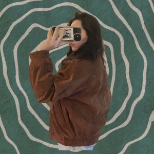 Oversized mocka jacka - Rost färgad mocka jacka från Saki ♥️ har en innerficka med dragkedja